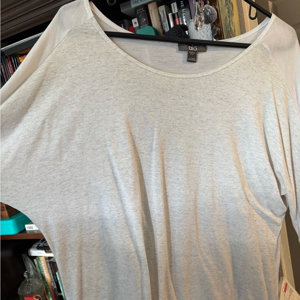 ALO Yoga Light Gray Short Sleeve Tee